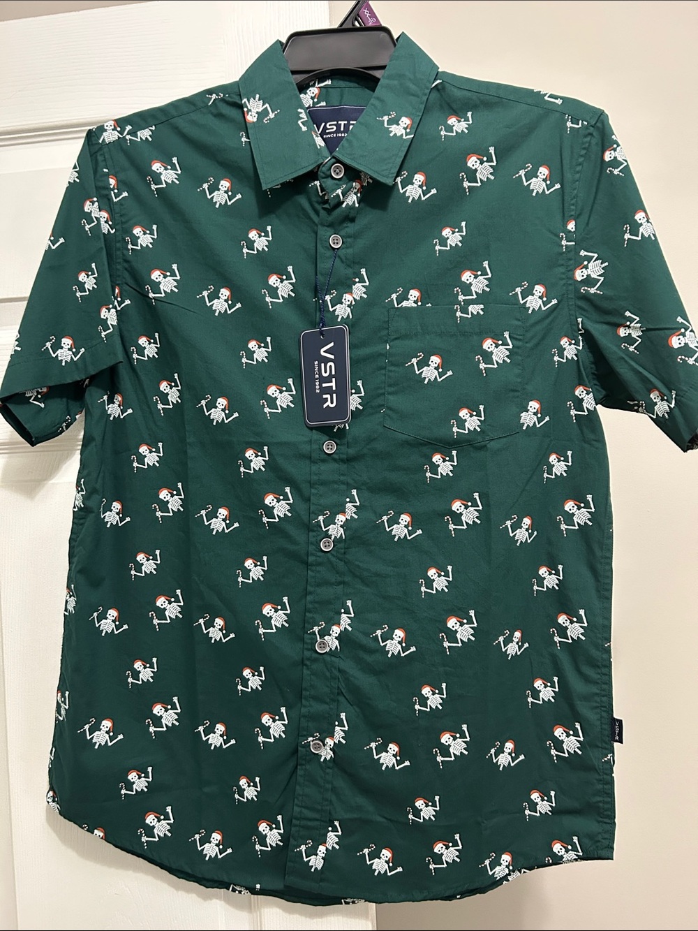 Green Short-Sleeve Holiday Skeleton Print Shirt, NEW size M